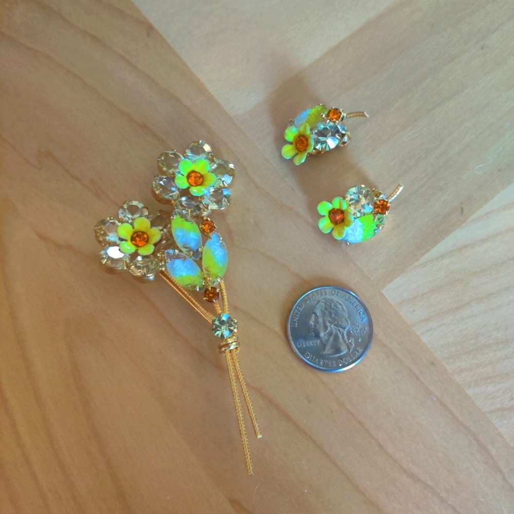 VINTAGE! Juliana style brooch and clip earrings